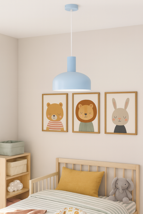 Błękitna lampa wisząca to modny dodatek o nowoczesnym charakterze. Minimalistyczna forma i pastelowy kolor sprawiają, że idealnie pasuje do pokoju dziecięcego, kuchni, salonu i stylowych przestrzeni publicznych.