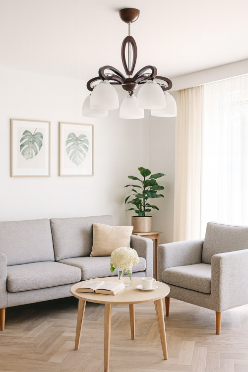 Lampa sufitowa GRACJA 5xE27 Alfa 20895 to elegancka oprawa w klasycznym stylu, wykonana z drewna, stali i szkła. Brązowa konstrukcja i białe klosze idealnie pasują do salonu, jadalni i sypialni, tworząc ciepły klimat.