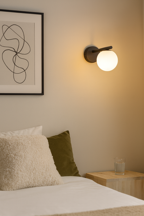 Kinkiet GAMA czarny Sigma 33194 to stylowa i minimalistyczna oprawa ścienna z kulistym kloszem. Eleganckie połączenie czerni i bieli idealnie pasuje do sypialni, salonu lub korytarza. Źródło światła G9 LED