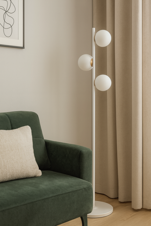 Lampa podłogowa GAMA biała Sigma 50204 to eleganckie oświetlenie z trzema kulistymi kloszami. Smukła stalowa konstrukcja w białym kolorze doskonale pasuje do salonu, sypialni i biura, tworząc przytulny klimat.