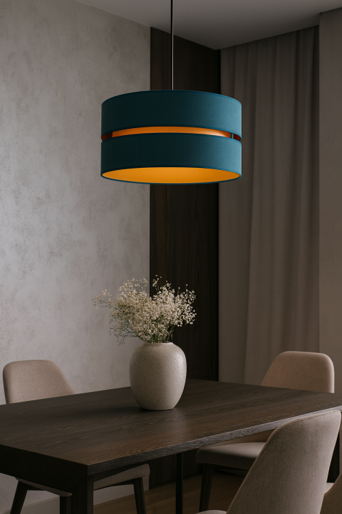 Lampa DUO to elegancka oprawa oświetleniowa w kolorze turkusowym ze złotym wnętrzem. Idealna do salonu, jadalni i sypialni. Klosz Ø 40 cm, wysokość 22 cm, zwis 100 cm. Gniazdo E27, polska produkcja, nowoczesny design i wyjątkowy klimat w każdym wnętrzu.