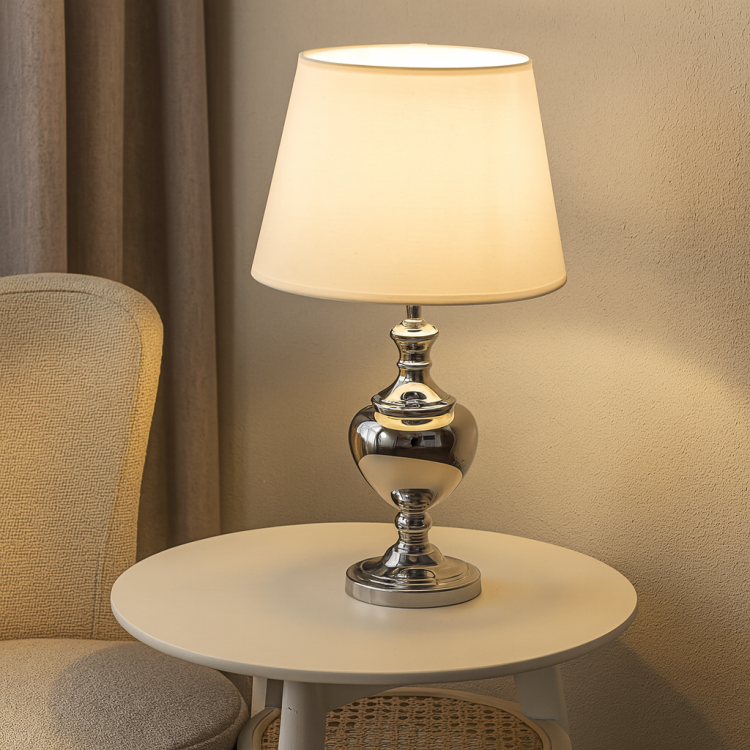 Lampa gabinetowa KORREZ Italux TB-6620-1 to elegancka propozycja do biura, salonu lub sypialni. Chromowana podstawa i biały abażur z obwódką tworzą stylową całość. Wys. 62 cm, śr. 38 cm, E27.