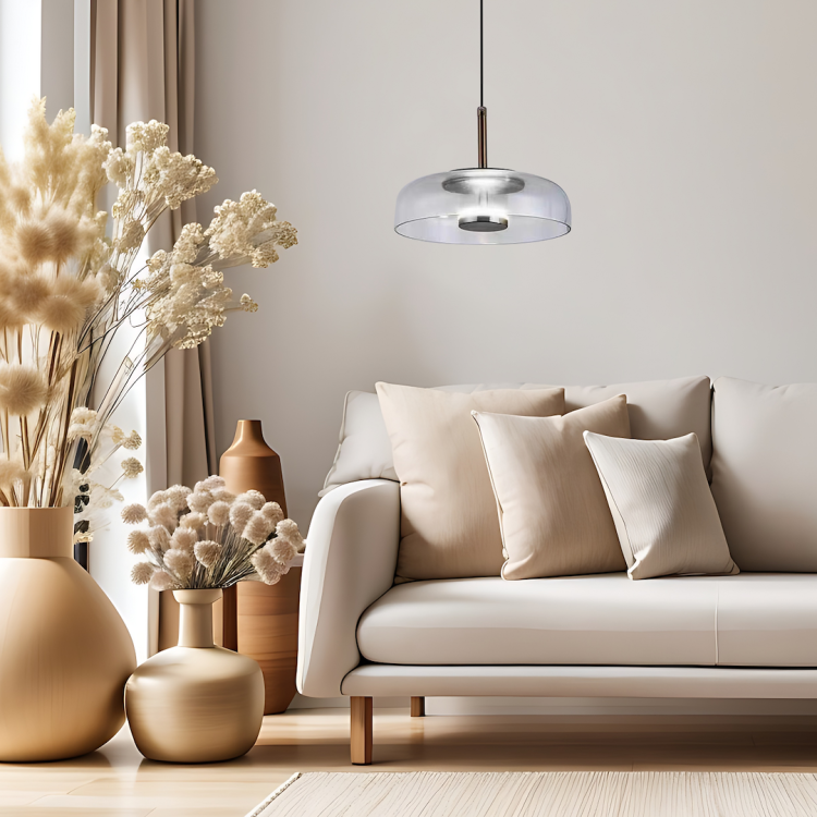 VETRO to stylowa kolekcja lamp o minimalistycznym designie. Szklany klosz w kolorze bursztynowym lub transparentnym nadaje wnętrzu wyjątkowego charakteru. Energooszczędne źródło LED 6W i regulowana wysokość