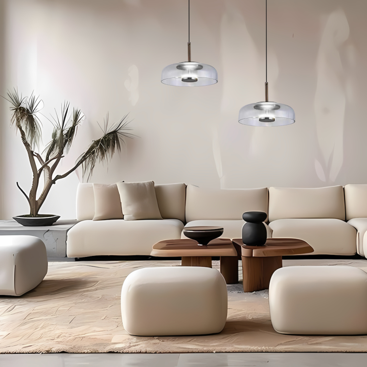 Lampa VETRO łączy szkło, metal i LED w jednej eleganckiej formie. Neutralna barwa światła 4000K tworzy przyjemną atmosferę. Idealna do nowoczesnych wnętrz — salonu, kuchni lub sypialni. Polska jakość wykonania.