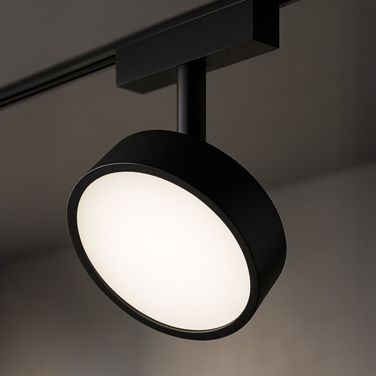 Liniowa oprawa Slim Magnetic 9W LED zapewnia równomierne światło 920 lm. Dzięki Tuya CCT można sterować barwą i jasnością, a montaż magnetyczny pozwala szybko zmieniać położenie lampy.