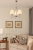 Żyrandol SYNA 3x40W chrom z białymi abażurami to elegancka lampa sufitowa idealna do salonu, sypialni i jadalni. Trzy źródła E14 zapewniają jasne i równomierne światło. Wykonanie z metalu i tkaniny gwarantuje trwałość i stylowy wygląd
