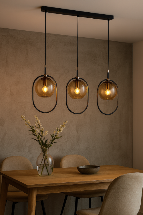 Lampa sufitowa AMARO 3xE14 Alfa 62472 to połączenie loftowego stylu i elegancji. Czarna konstrukcja, złote detale i bursztynowe klosze tworzą ciepły klimat. Idealna nad stół, do salonu lub kuchni.