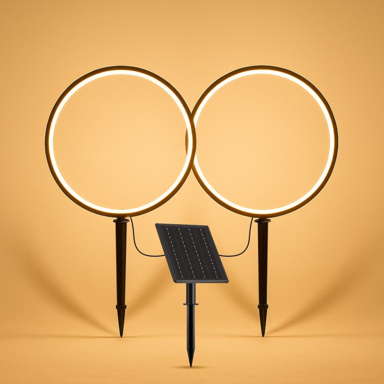 Lampa solarna RINGS to elegancka dekoracja ogrodowa z dwoma świetlnymi pierścieniami LED. Emituje ciepłe światło 3000K, idealne do podświetlenia ścieżek i tarasu. Zasilanie solarne, klasa IP54, odporność na warunki atmosferyczne