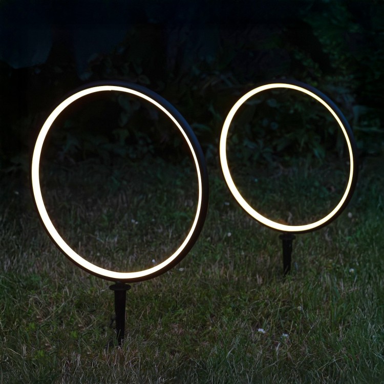 RINGS to stylowa lampa solarna LED o mocy 2×1,5W, która doskonale sprawdzi się w ogrodzie i na tarasie. Emituje ciepłe światło 3000K, ładuje się automatycznie i nie wymaga instalacji elektrycznej.
