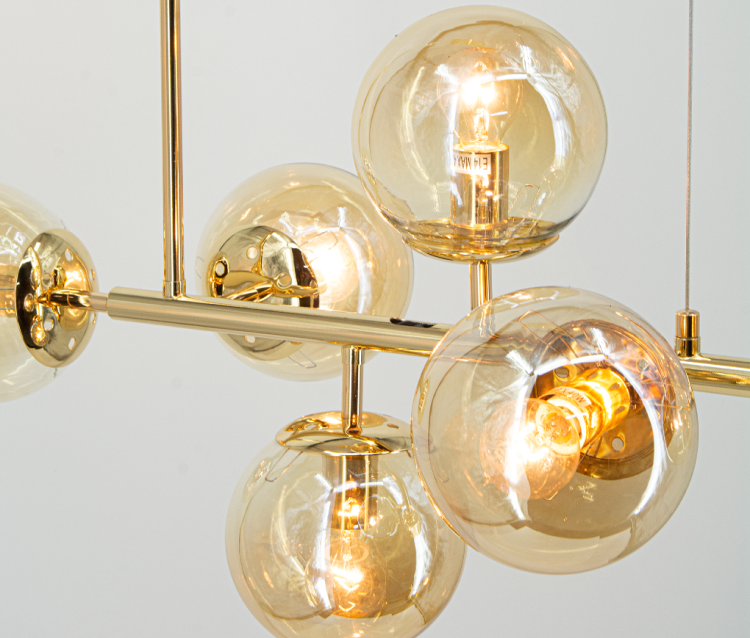 Nowoczesna złota lampa PACO z sześcioma bursztynowymi kloszami, idealna do jadalni i salonu. Ciepłe światło i elegancki design podkreślą styl każdego wnętrza. Idealna do oświetlenia stołu i kuchni, wysoka jakość wykonania.