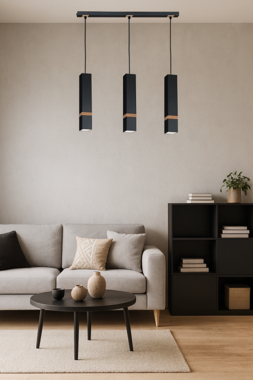 Stylowa lampa wisząca VIDAR BLACK z trzema tubami GU10 to świetny wybór do nowoczesnych wnętrz. Połączenie czerni i drewna podkreśla skandynawskie i loftowe aranżacje. Idealna nad stół, wyspę lub blat. Metalowa konstrukcja gwarantuje trwałość