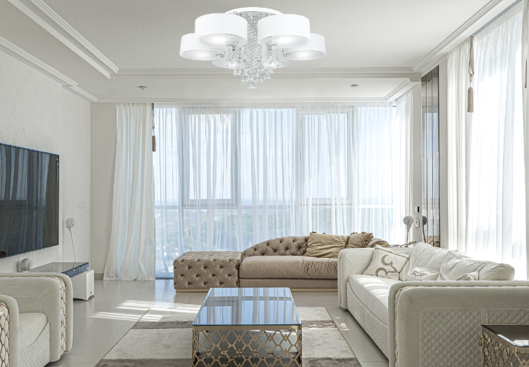 Plafon ANTILA 6xE27 + 24 LED biały chrom z pilotem. Kryształki, zmiana barwy światła, funkcja Sleep. Duża lampa 82 cm idealna do eleganckiego salonu i wnętrz glamour.