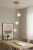 Lampa sufitowa PADRI 3xG9 to elegancka propozycja w złotym wykończeniu z dekoracyjnymi, przezroczystymi kloszami. Idealna do salonu, jadalni i sypialni. Delikatnie rozprasza światło, tworząc luksusowy klimat w nowoczesnych i glamour wnętrzach.