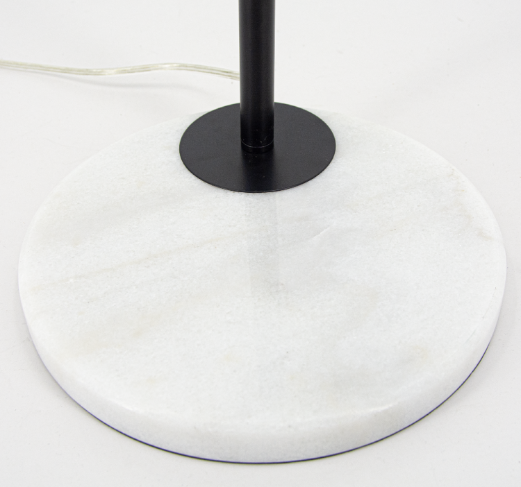 GAJA czarna lampa podłogowa z trzema kulami smoke glass. Perfekcyjna do nowoczesnych wnętrz — salon, loftowa sypialnia, biuro, strefa relaksu. Nadaje wnętrzu elegancji i klimatycznego światła. Obsługuje 3 żarówki E27.