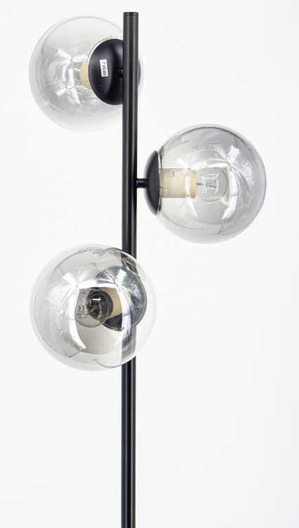 Stylowa lampa stojąca GAJA 165 cm w kolorze czarnym z trzema dymionymi kloszami to idealne oświetlenie dekoracyjne. Wprowadza przytulne światło i nowoczesny charakter, idealna do salonu, sypialni i pokoju dziennego. Gniazda 3xE27