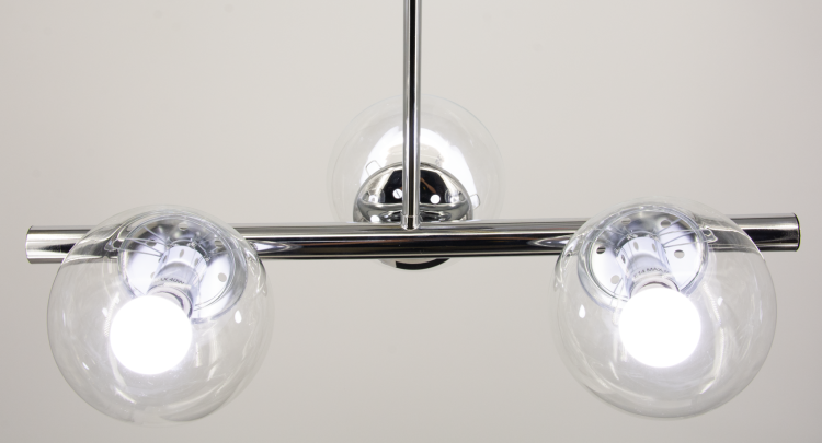 Chromowana lampa OTIS 3xE27 z przezroczystymi kulami tworzy efekt przestronności i eleganckiego światła.