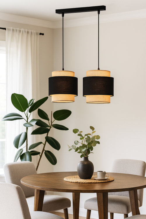 Lampa sufitowa LUNA 2xE27 czarna juta to stylowe oświetlenie w klimacie boho. Połączenie czarnego materiału i naturalnej juty tworzy przytulną atmosferę w salonie, jadalni lub sypialni.