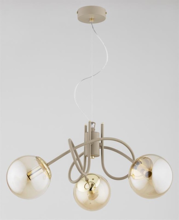 Nowoczesna lampa MIKA 3xE14 w kolorze Taupe z bursztynowymi szklanymi kloszami to stylowe oświetlenie do wnętrz. Zapewnia ciepłe, nastrojowe światło i świetnie sprawdza się jako lampa główna. Wymiary 52×65 cm. Doskonała do salonu i sypialni.