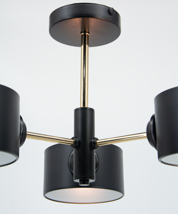 Nowoczesna lampa sufitowa VITO 1097/3B BL TR charakteryzuje się czarnym wykończeniem i złotymi elementami. To doskonały wybór do wnętrz modern i industrialnych. Trzy źródła światła gwarantują wyrazisty efekt