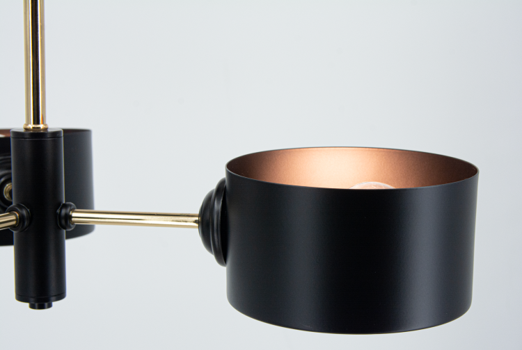 Designerska lampa VITO 3xE27 w czerni i złocie świetnie komponuje się z aranżacjami loft i glamour. Metalowa konstrukcja i szkło zapewniają wysoką jakość, a trzy żarówki E27 tworzą jasne i efektowne oświetlenie