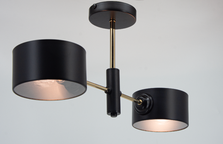 Nowoczesna lampa VITO 2xE27 czarna złota to idealne połączenie metalu i szkła. Dwa klosze zapewniają efektowne światło, a elegancki wygląd świetnie podkreśli styl modern, glamour i industrial.