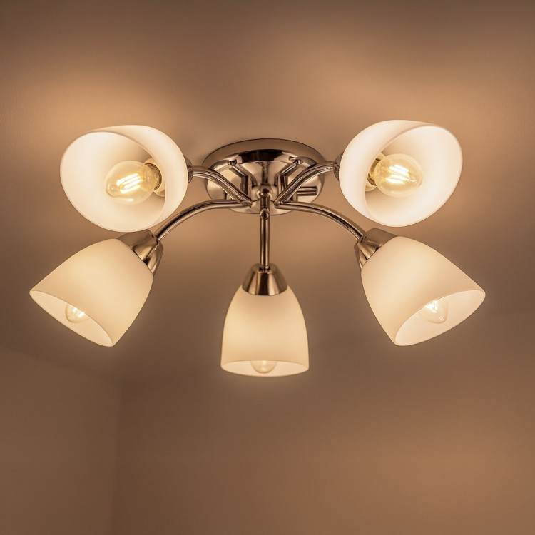 Stylowa lampa PORTOS 5xE14 chrom doskonale dopełni każde wnętrze. Białe, szklane klosze dają miękkie, przyjemne światło. Idealna do przestrzeni modern i classic.
