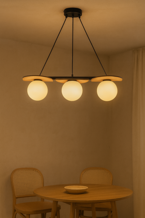 Lampa wisząca MIRROR 3xG9 Sigma to połączenie czarnej stali, brązowego drewna i białych kul. Idealna nad stół lub wyspę. Nowoczesny design, naturalne akcenty i trzy źródła światła tworzą przytulne i efektowne oświetlenie do jadalni i salonu.