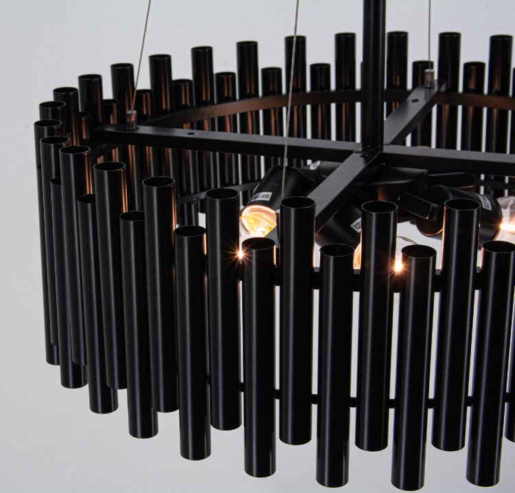 Lampa wisząca NARNI czarna 5-punktowa oferuje styl i funkcjonalność. Klosz złożony z wielu tub tworzy nowoczesny efekt wizualny. Perfekcyjnie sprawdzi się w jadalni, salonie i kuchni, podkreślając elegancję wnętrza.
