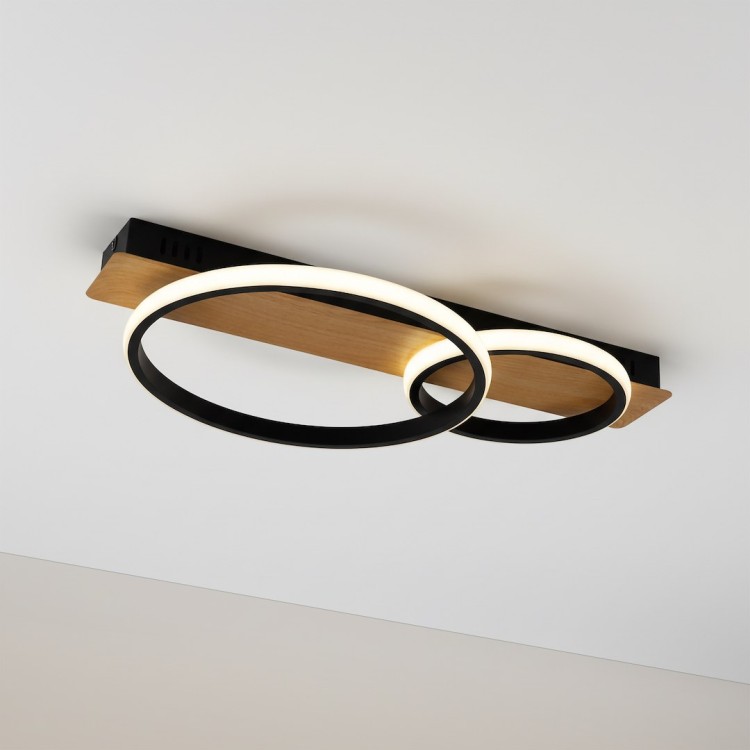 ROWENA 18W LED to elegancka lampa sufitowa o czarnej konstrukcji z drewnianym akcentem. Strumień 730lm równomiernie oświetla wnętrze, neutralna barwa 4000K sprzyja codziennemu użytkowaniu. Idealna do salonu, jadalni i kuchni.