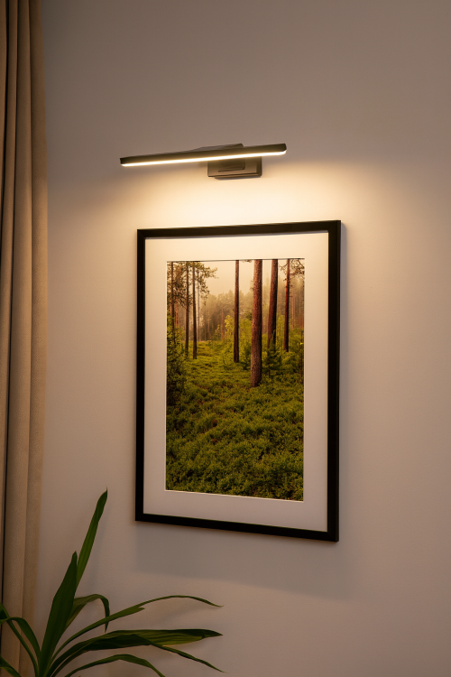 Kinkiet PINTO 12W LED Milagro to nowoczesna galeryjka ścienna o długości 50 cm. Czarna oprawa doskonale podkreśla obrazy i dekoracje, a ciepła barwa 3000K tworzy przytulny klimat w salonie lub korytarzu