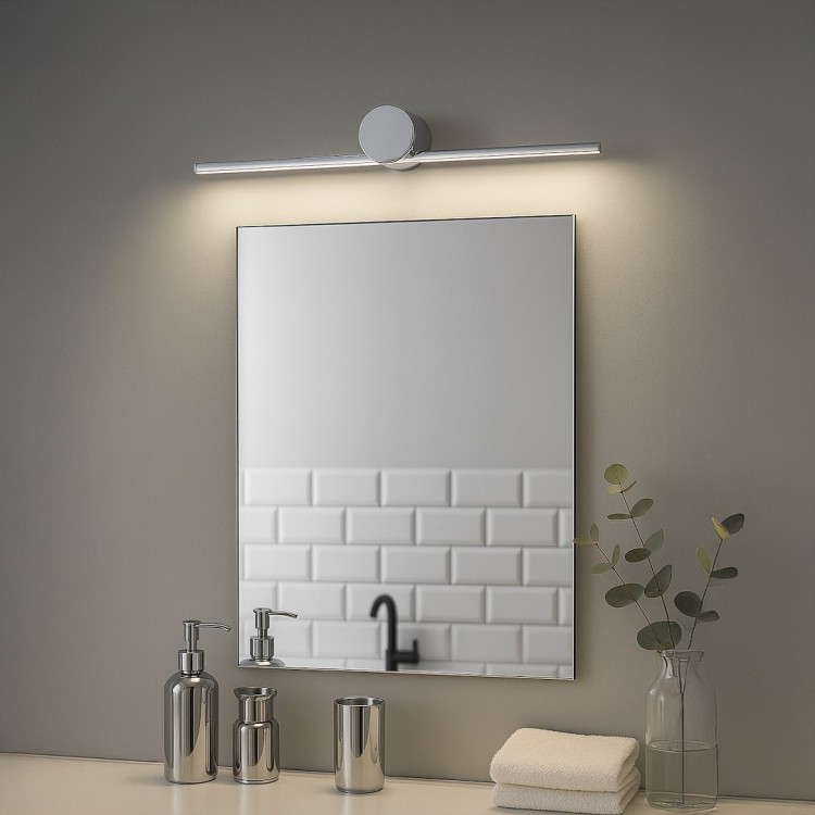Stylowy kinkiet LED ARTIS 40 w srebrnym wykończeniu łączy nowoczesny design z funkcjonalnością. Moc 6W, 450 lm i szeroki kąt świecenia 120° zapewniają komfortowe oświetlenie nad lustrem.
