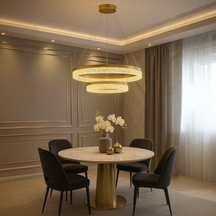 GALA GOLD 54W LED to efektowna lampa z dwoma pierścieniami, która doda wnętrzu elegancji. Moc 4320 lm i barwa 4000K gwarantują jasne, komfortowe oświetlenie. Doskonała do salonu, jadalni i wnętrz glamour.