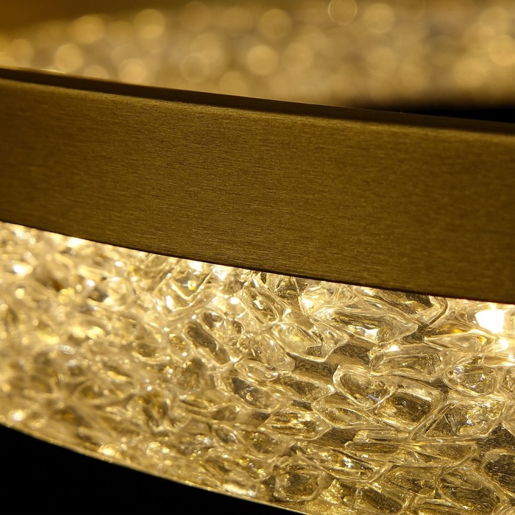 Elegancka lampa GALA GOLD 54W LED tworzy efektowną kompozycję świetlną dzięki dwóm pierścieniom. Złoty kolor, 4000K i duża moc światła sprawiają, że to doskonały wybór do stylowych, nowoczesnych pomieszczeń.