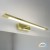 Nowoczesny kinkiet KLIMT 60 cm w eleganckim, złotym wykończeniu to idealne oświetlenie nad lustro i do łazienki. Zmienna barwa światła 3000–6000K, moc 12W LED i IP44 zapewniają funkcjonalność, styl i bezpieczeństwo użytkowania.