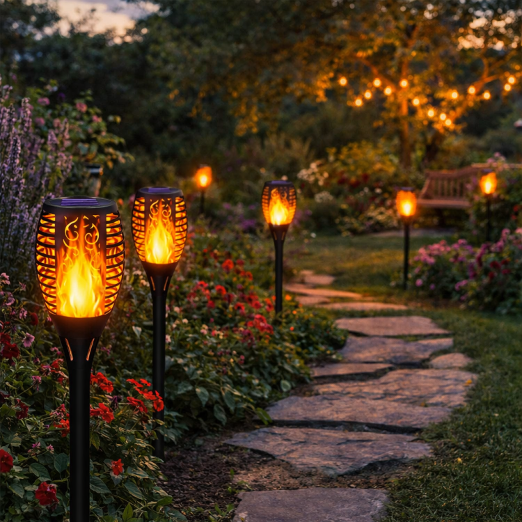 Lampa solarna LED 1313 LVT z efektem płomienia to idealna dekoracja ogrodowa. Automatyczny czujnik zmierzchu, 12 LED, barwa 3000K i praca do 8 godzin sprawiają, że pochodnia pięknie oświetla ścieżki, tarasy i rabaty.