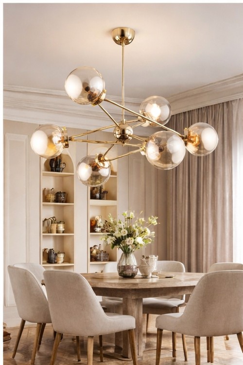 Lampa sufitowa RESTO 6xE14 w kolorze złoto-miedzianym z bursztynowymi kloszami to eleganckie oświetlenie do salonu i jadalni. Szklane kule pięknie rozpraszają światło, tworząc ciepłą i stylową atmosferę wnętrza.