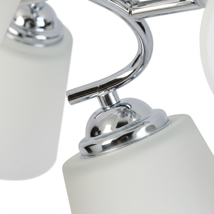 Nowoczesna lampa sufitowa Pafos 5xE27 z mlecznymi kloszami doskonale doświetli salon lub jadalnię. Klasyczna forma i chromowane wykończenie dodają wnętrzu elegancji.
