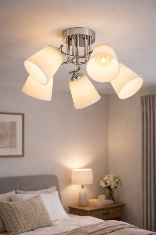 Lampa sufitowa Pafos 5xE27 to eleganckie oświetlenie do salonu i jadalni. Chromowana konstrukcja i mleczne klosze zapewniają równomierne, przyjemne światło i ponadczasowy styl.