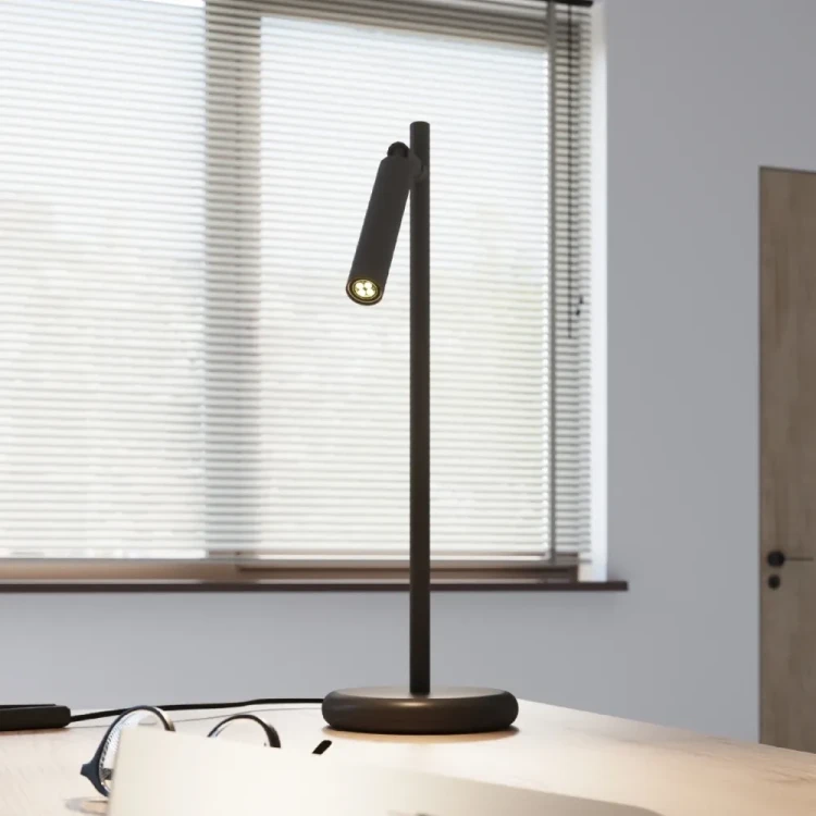 Nowoczesna lampa biurkowa G9 max 8W LED w czarnym kolorze zapewnia precyzyjne, kierunkowe oświetlenie. Smukła stalowa konstrukcja sprawdza się na każdym biurku, gwarantując komfort pracy i elegancki wygląd wnętrza.