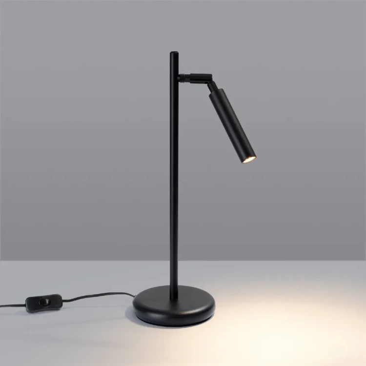 Lampa biurkowa w kolorze czarnym z gniazdem G9 i stalowym korpusem to świetne oświetlenie do nowoczesnych wnętrz. Wymiary 14×20×43 cm i precyzyjne światło zapewniają wygodę podczas pracy.