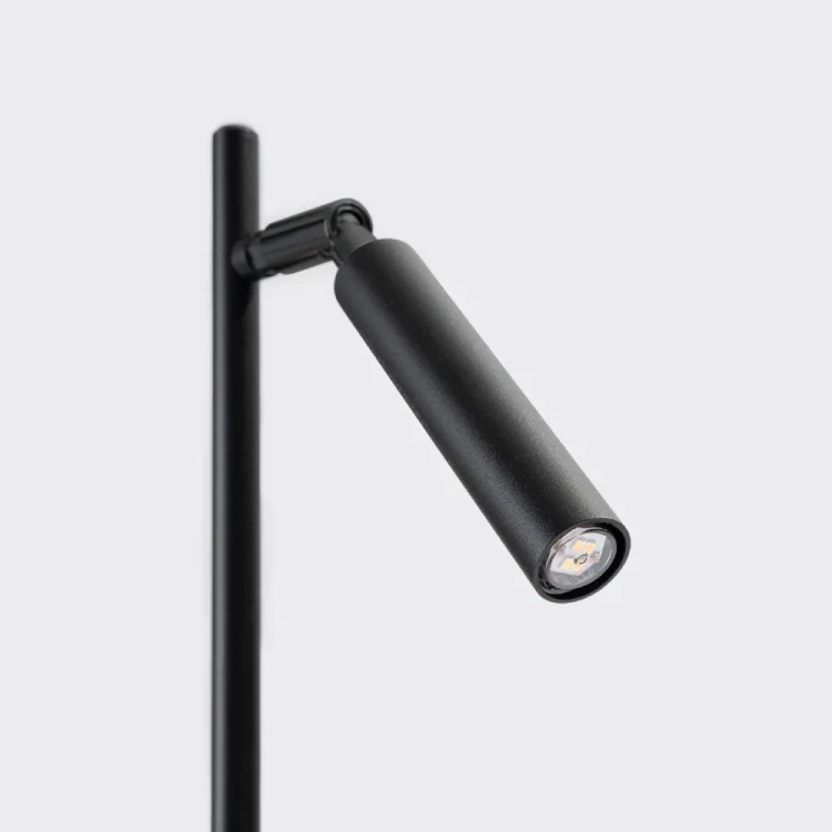 Elegancka lampa biurkowa ze stali z jednym punktem świetlnym G9 max 8W LED. Nowoczesny design i kompaktowa forma czynią ją idealnym dodatkiem do biurka, gabinetu i pokoju ucznia.