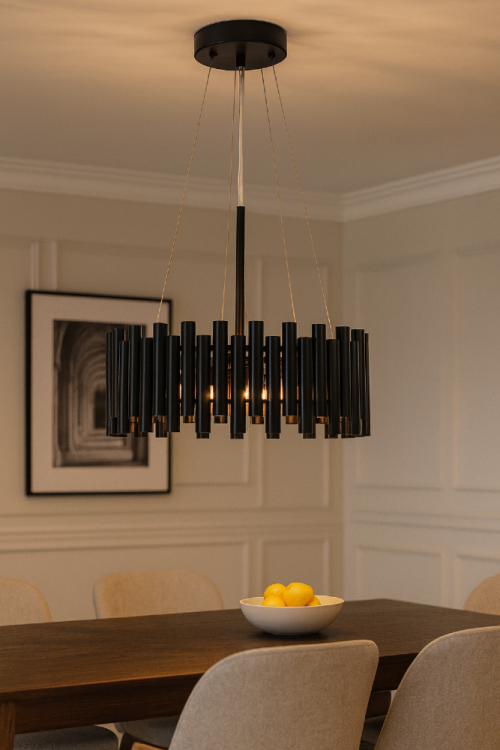 Nowoczesna lampa sufitowa NARNI 5-płomienna w czarnym kolorze to idealny wybór do jadalni, salonu i kuchni. Stylowe tuby tworzą elegancki efekt świetlny, a podwieszana konstrukcja pięknie prezentuje się nad stołem. Doskonała do wnętrz modern i glamour.