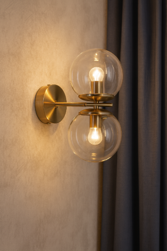 Kinkiet ERICE 8491/2 DTR w kolorze patyny to elegancka lampa ścienna z dwoma przezroczystymi kloszami. Wykonany z metalu i szkła, idealnie doświetli salon, sypialnię lub korytarz. Klasyczny design i wysoka jakość wykonania.