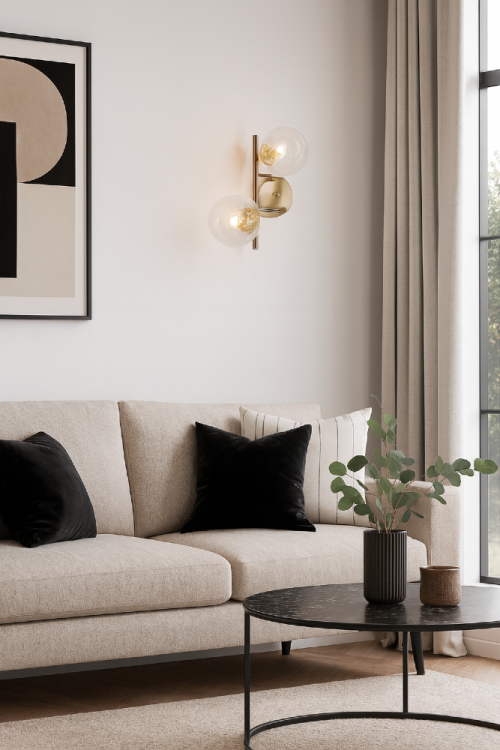 Kinkiet TOLEDO 2xG9 złoty to elegancka lampa ścienna z przezroczystymi kulistymi kloszami. Idealna do salonu, sypialni i korytarza. Styl glamour i nowoczesny design dodają wnętrzu blasku i elegancji.