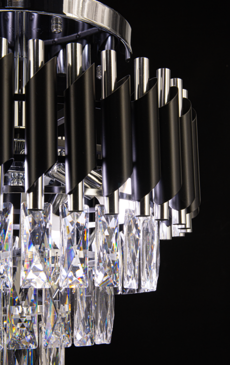 Lampa sufitowa TOLEDO 4xE27 czarny mat + chrom zachwyca połączeniem blasku kryształów i nowoczesnej formy. Doskonała do salonu, sypialni i jadalni, wprowadza klimat elegancji i stylu.