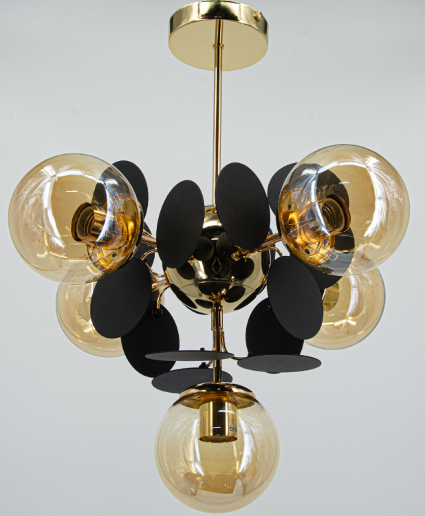 Nowoczesna lampa SCARLET 8075/5 TR BL o złoto-czarnym wykończeniu i pięciu kulistych kloszach tworzy wyjątkowy klimat w każdym wnętrzu – elegancko i z charakterem.