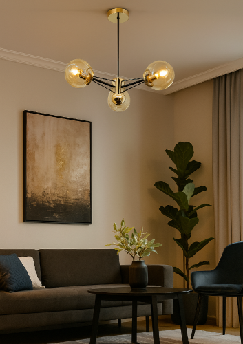 Lampa sufitowa RAUL 3xE27 w kolorze złoto-czarnym to eleganckie połączenie metalu i szkła. Trzy kuliste klosze tworzą efektowne oświetlenie idealne do salonu, jadalni lub sypialni.