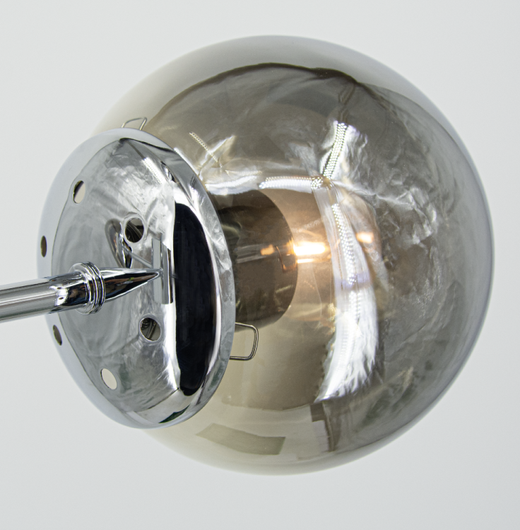 GAJA 8045/3 8C to funkcjonalna lampa z trzema źródłami światła E27, kompatybilna z LED. Chromowane wykończenie i efektowne klosze nadają przestrzeni elegancki wygląd.