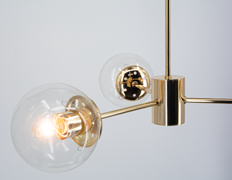 Lampa GAJA 3xE27 8045/3 TR wyróżnia się złotą konstrukcją i trzema szklanymi kloszami. Efektowna, lekka i uniwersalna – doskonała do nowoczesnych aranżacji.