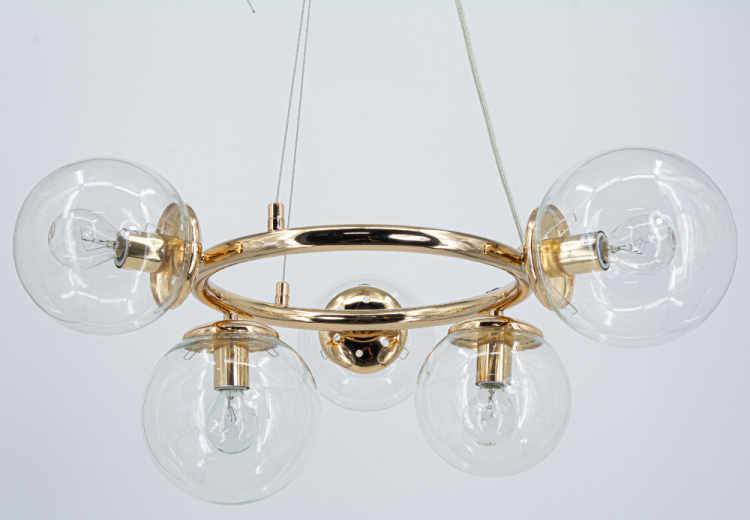 Stylowa lampa sufitowa AMARO 5xE14 od Elem w kolorze złotym z transparentnymi kloszami to eleganckie oświetlenie do salonu, jadalni lub sypialni. Wykonana z metalu i szkła, oferuje regulowaną wysokość i nowoczesny design